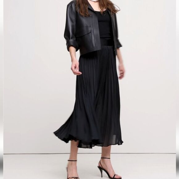 Banana republic Solid black Plated Midi Skirt size XS